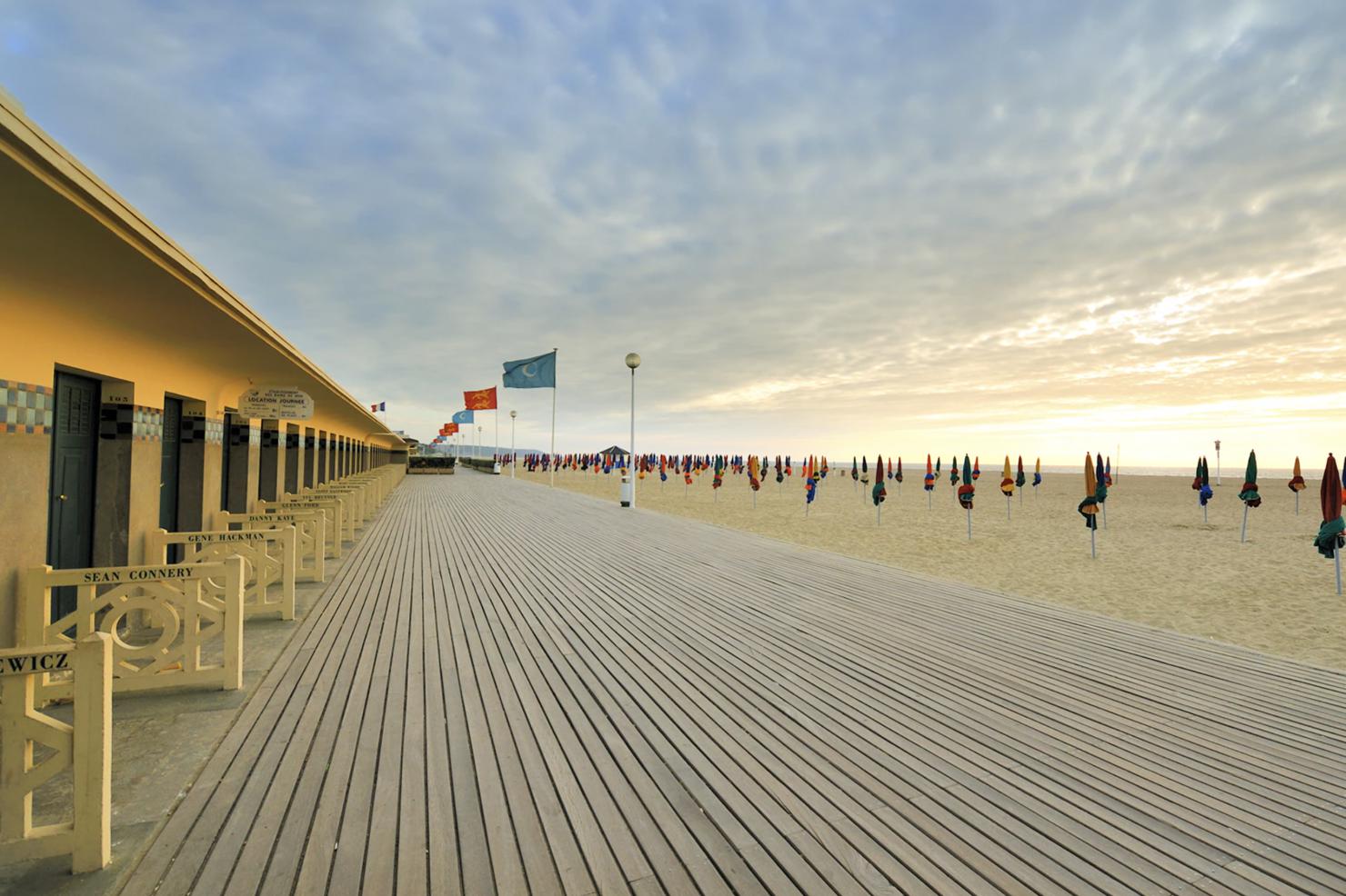 Photo des planches, des parasols et de la plage de Deauville