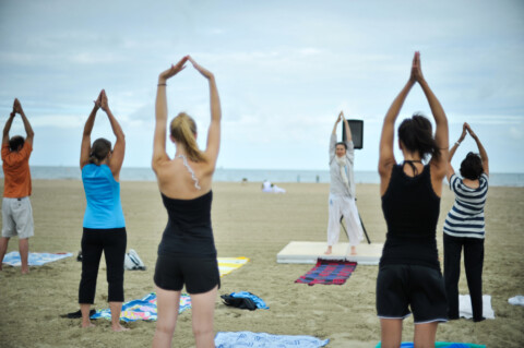 Yoga sur la plage de Deauville