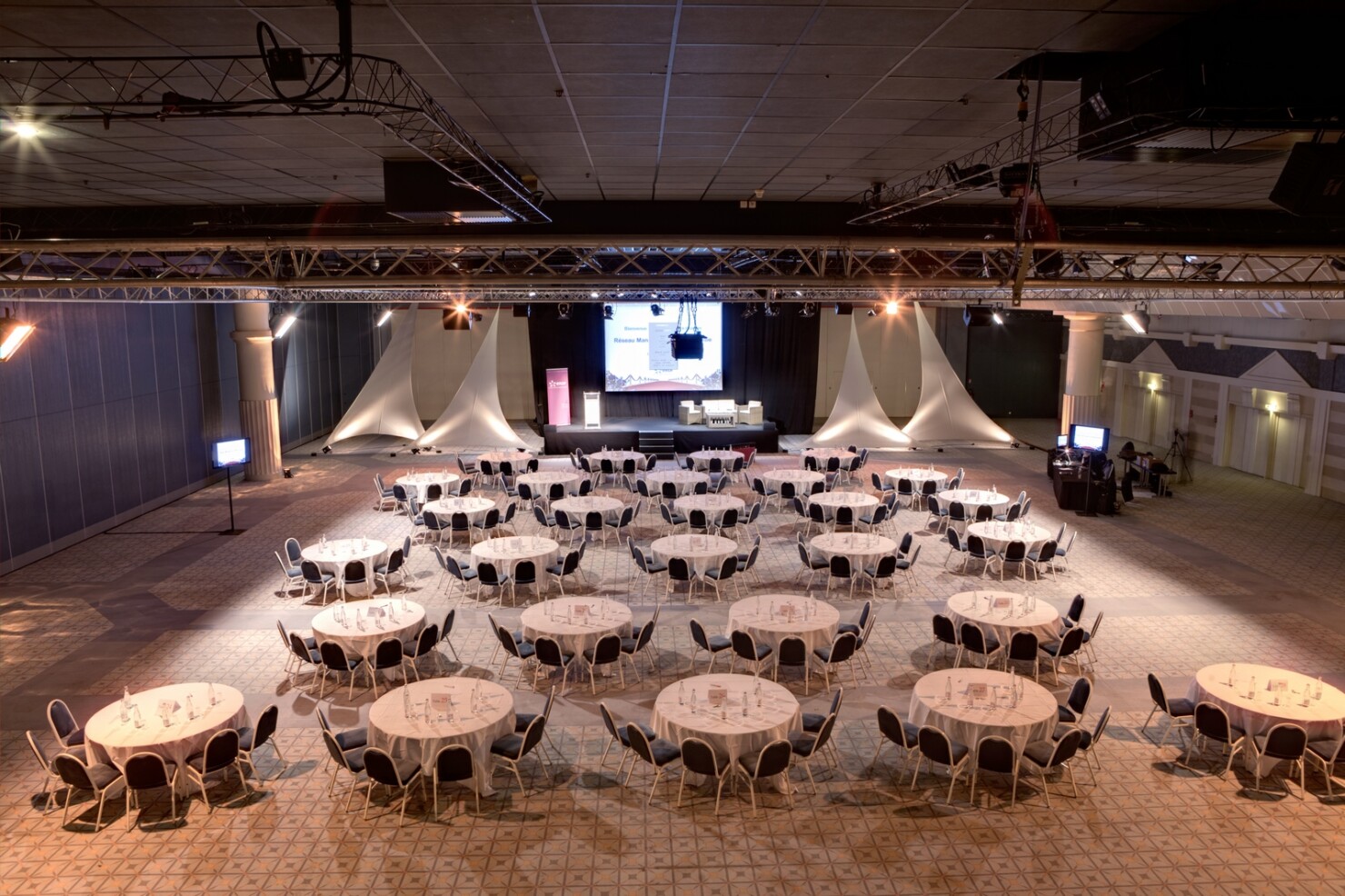 Plénière dans le hall 1 Tennis du CID Deauville