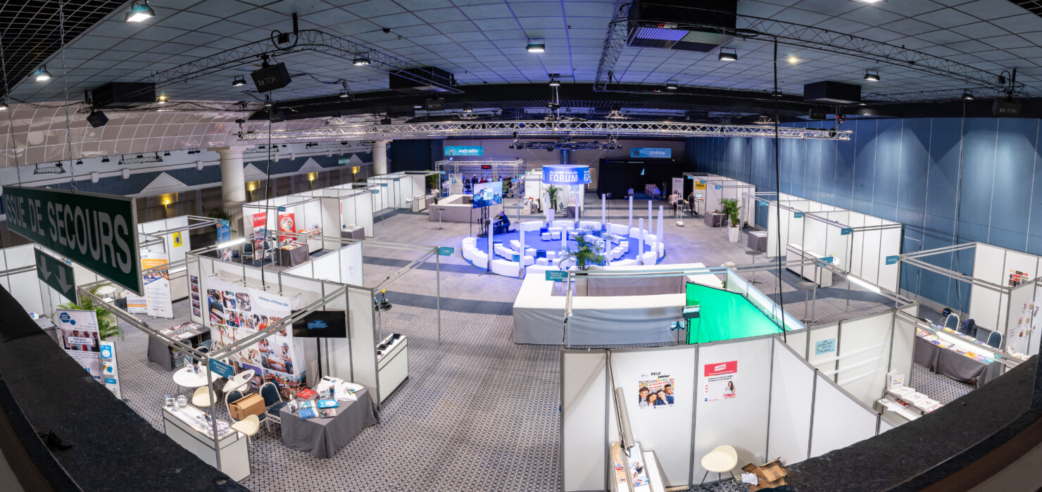 Préparation d'un salon dans le hall 1 du C.I.D