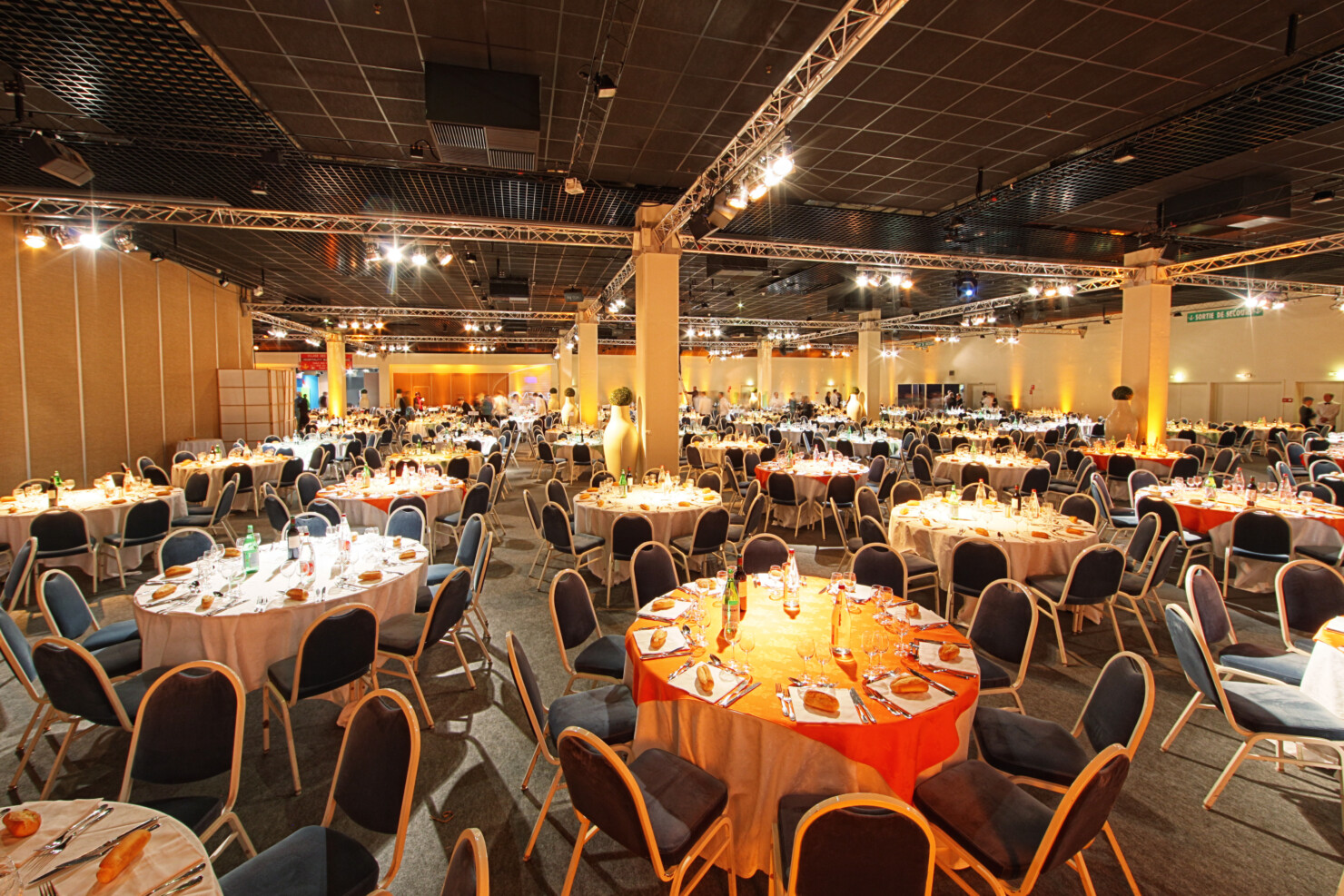 Dîner de gala dans les halls 3 et 4 du CID Deauville