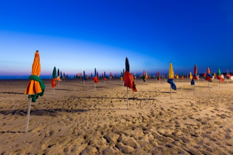 Les parasols sur la plage de Deauville