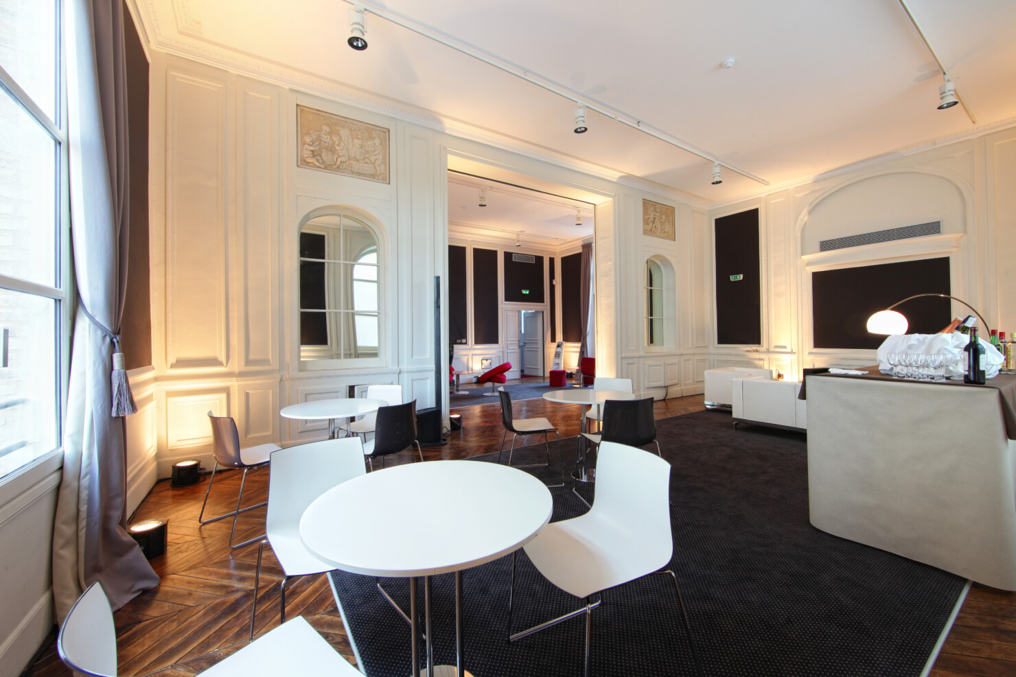 Salon sur cour en espace lounge à la Villa le Cercle Deauville