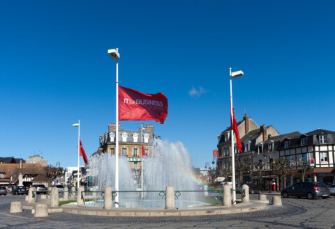 Drapeaux événements place Morny Deauville
