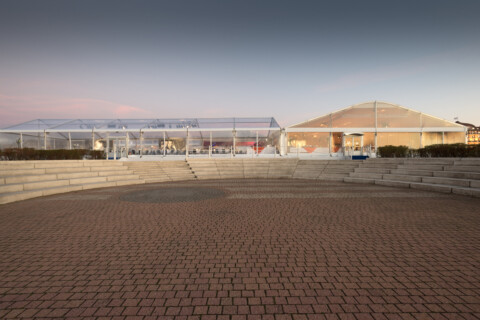 Une tente cristal sur les terrasses du Centre International de Deauville