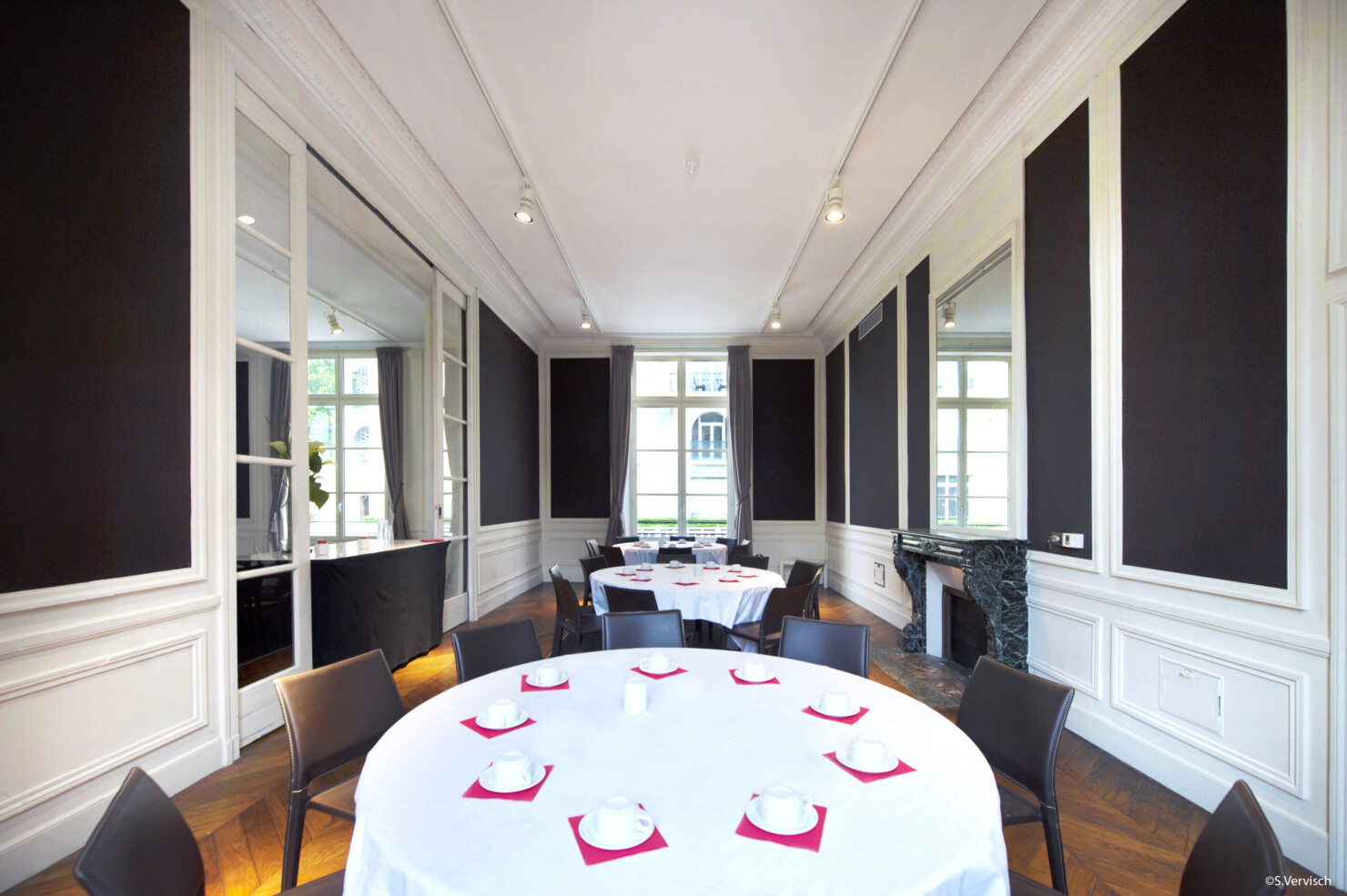 Salon sur cour de la Villa le Cercle Deauville en plénière