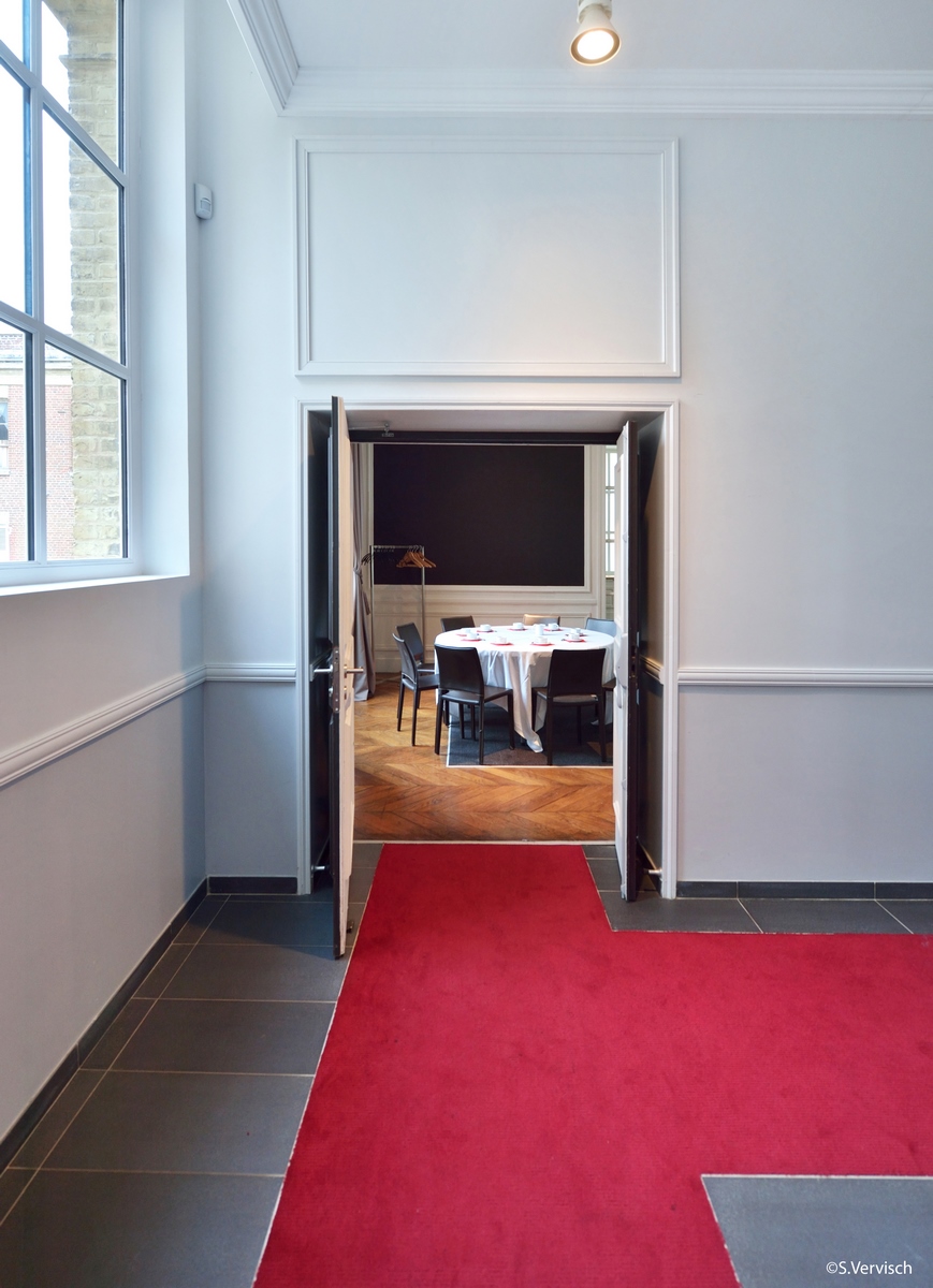 Couloir vers le salon sur cour de la Villa le Cercle Deauville