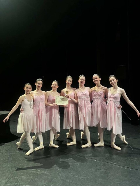 Danseuses concours de danse organisé par Fran­çois MAUDUIT au CID